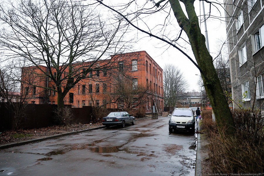 Экскаватором по Гёте: как сносят довоенное здание на Томской (фото, видео)