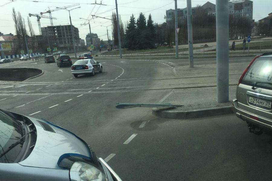 На площади Василевского сломали дорожный знак (фото)