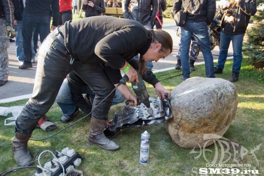 Мемориальный плагиат: на что похож новый знак ко Дню Победы в Мамоново