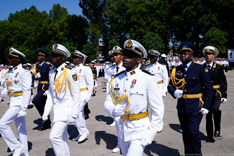 Под солнцем на плацу: как в Калининграде выпустили новых офицеров ВМФ (фото)