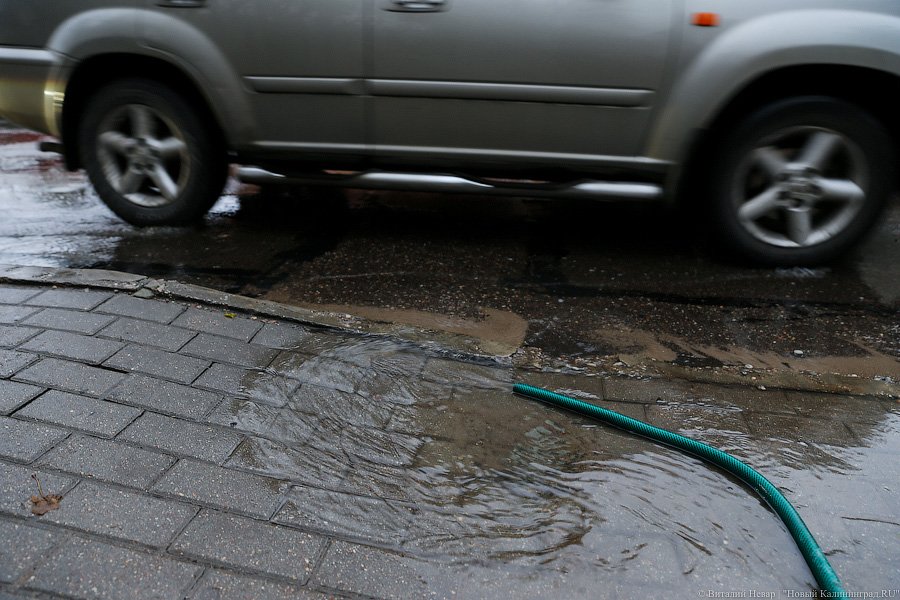 Водный мир на Орудийной: в Калининграде тонет в болоте жилой дом