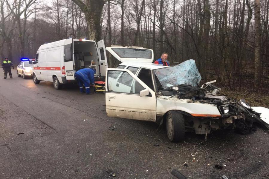 На дороге в Янтарный произошло лобовое столкновение машин (фото)