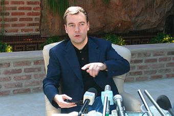 Боос пообещал задать Медведеву "вопрос от оппозиции"