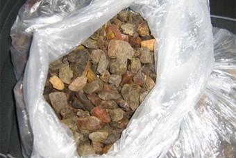 Полицейские изъяли у «черных копателей» 15 килограммов янтаря