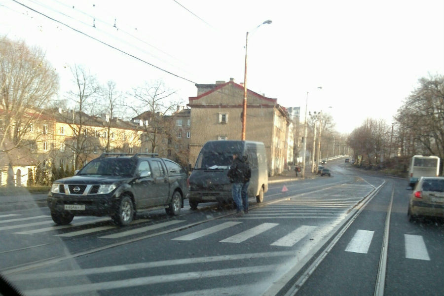 На Суворова микроавтобус врезался в «Ниссан» (фото)