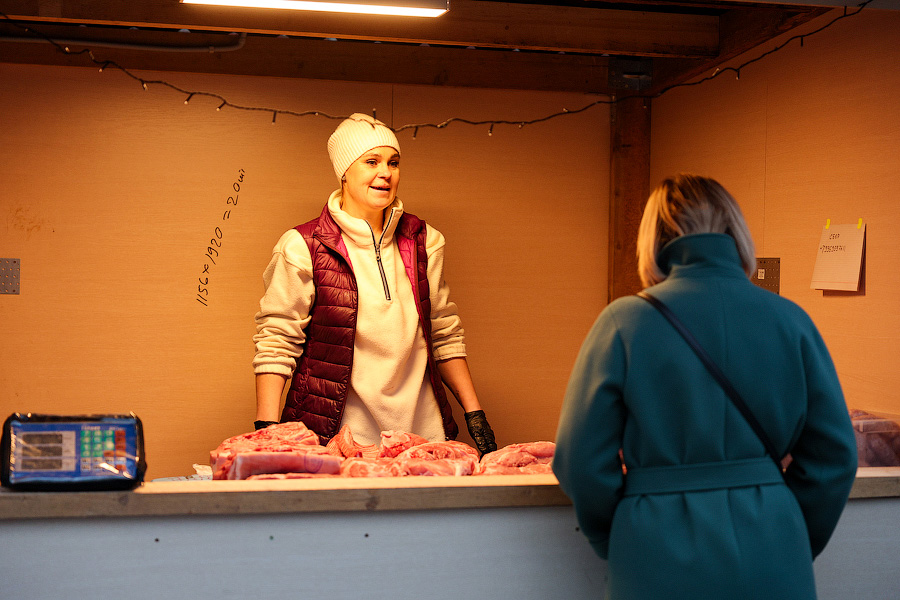 И всё-таки она светится: на территории пивоварни «Понарт» открылась новогодняя ярмарка (фото)