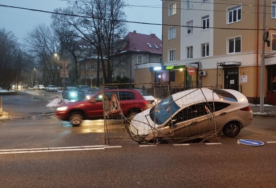 В Калининграде на проспекте Мира автомобиль провалился в яму (фото)