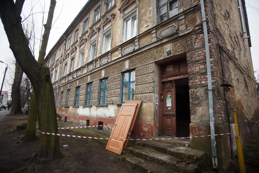 «На его счету две жизни»: жильцы о доме, где взорвался инвалид