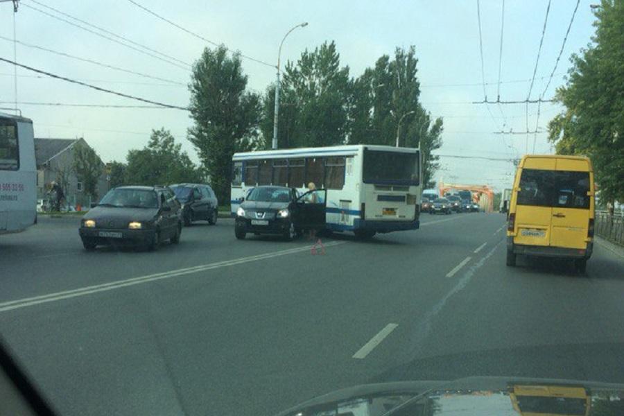 На Киевской столкнулись автобус и внедорожник, движение затруднено (фото)