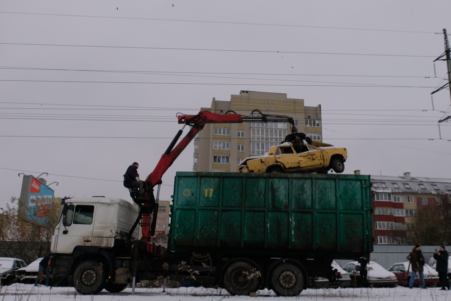 В Калининграде хотят ускорить процедуру перемещения брошенных машин