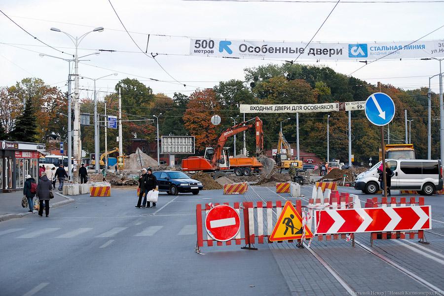 Стоять и петь помогают: как водители привыкают к пробкам на пл. Василевского 
