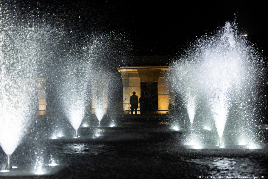 Брызги под музыку: как выглядит подсветка нового фонтана у стадиона «Балтика»