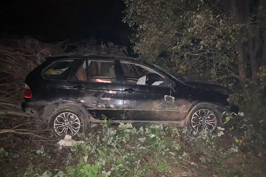 BMW вылетел с Приморского кольца и перевернулся (фото)