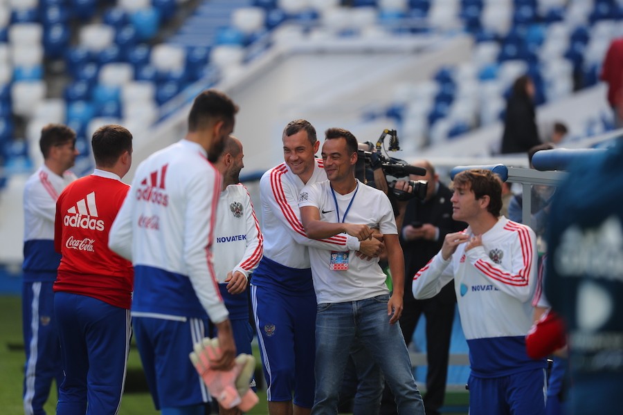 На поле все, кроме Дзагоева: тренировка сборной России в Калининграде (фото)