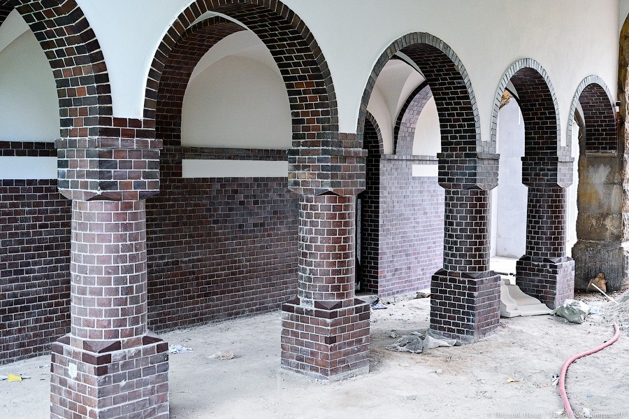 Стекло и треугольники: как выглядит фасад реставрируемой «Кройц-аптеки»