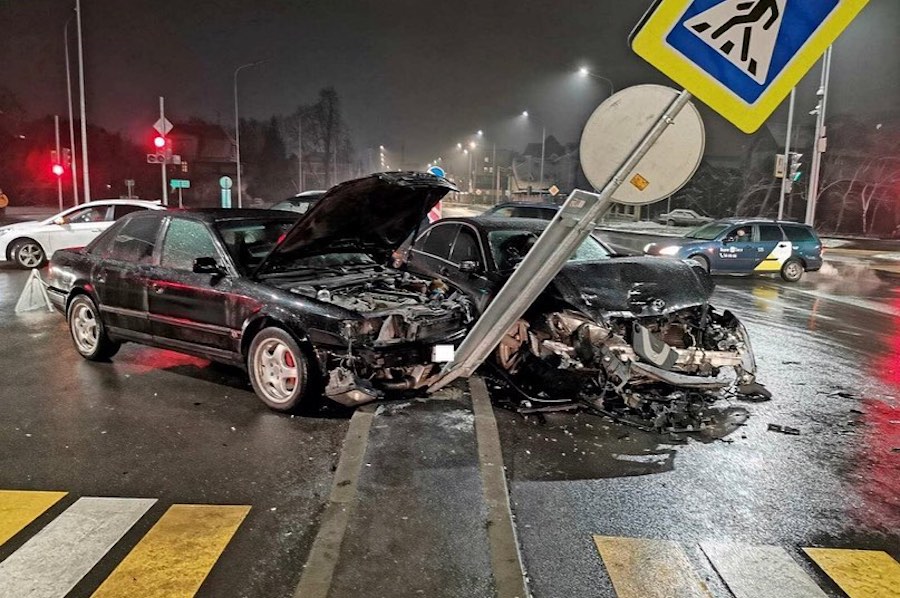 В Калининграде в лобовую столкнулись «Мерседес» и «Ауди», пострадал водитель (фото)