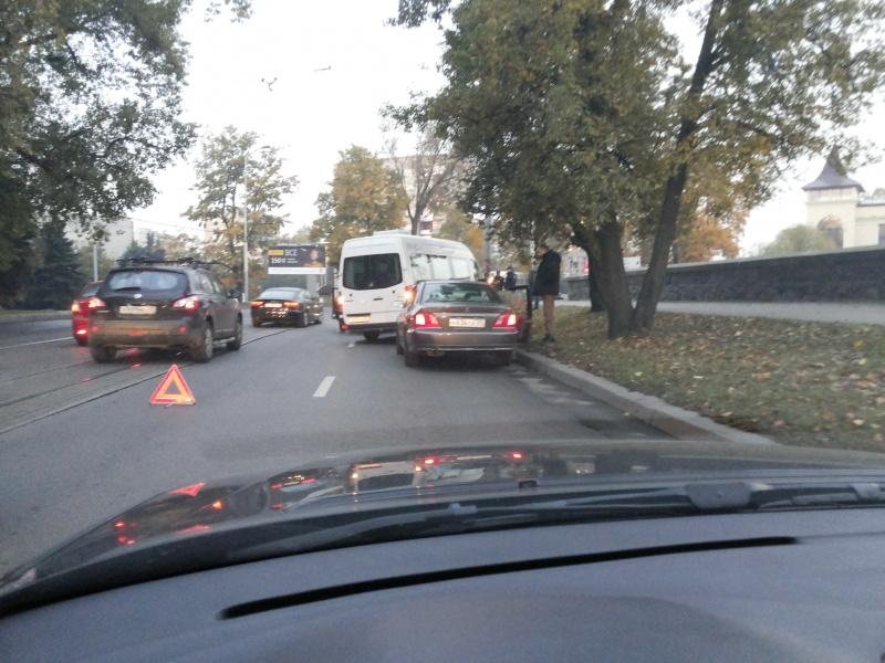 На улице Черняховского  «Мицубиси» столкнулась с микроавтобусом (фото)