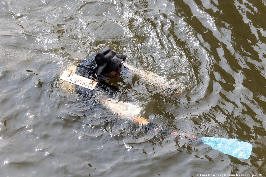 Царевны и богатыри на сапах: как в Калининграде прошёл костюмированный заплыв (фото)