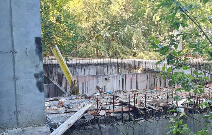 Подросток упал с пятого этажа строящейся гостиницы в Балтийске