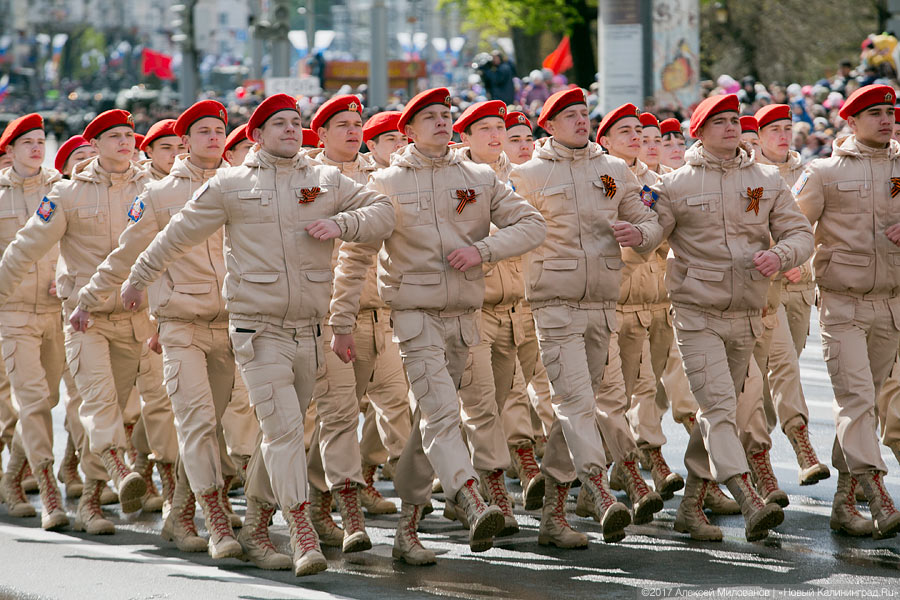 «Гвоздики», «Град» и снег: в Калининграде прошел Парад Победы