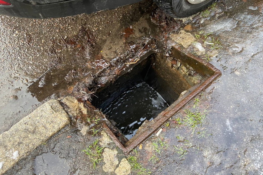 Гидротехник: в Калининграде крадут свыше 100 ливневых решеток в год