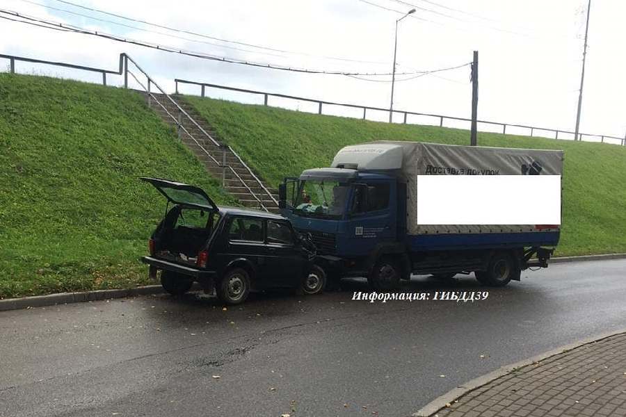 В Калининграде на ул. Невского «Нива» выехала на «встречку» и врезалась в грузовик (фото)