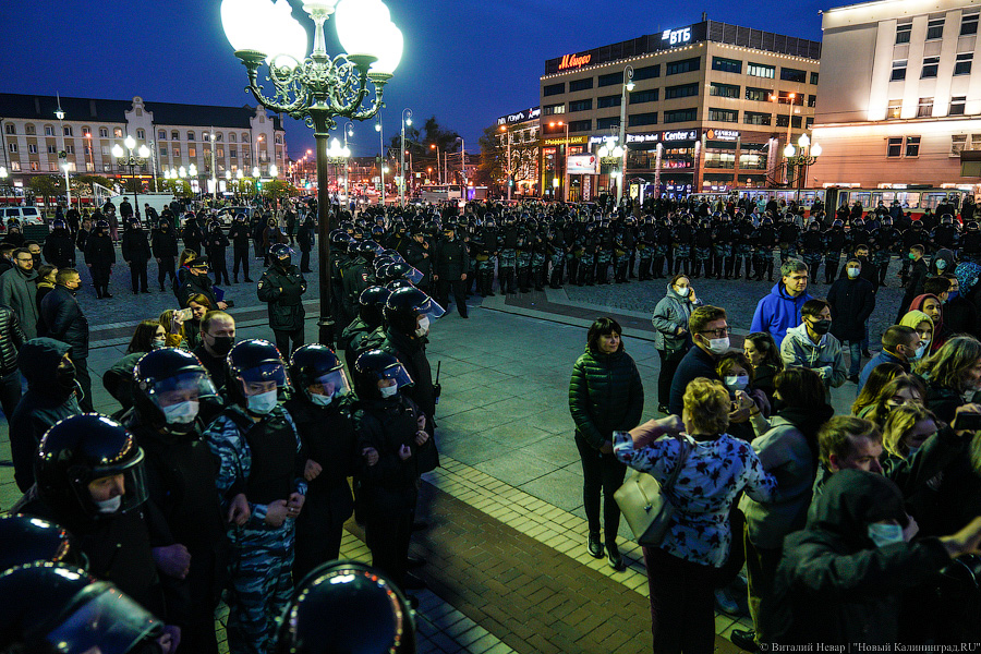 «Свободу политзаключенным»: как прошла акция сторонников Навального в Калининграде (фото)