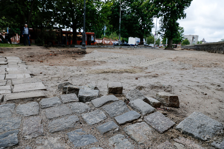 «Экватор» и «желтый глаз»: в Калининграде идет ремонт дорог и тротуаров 