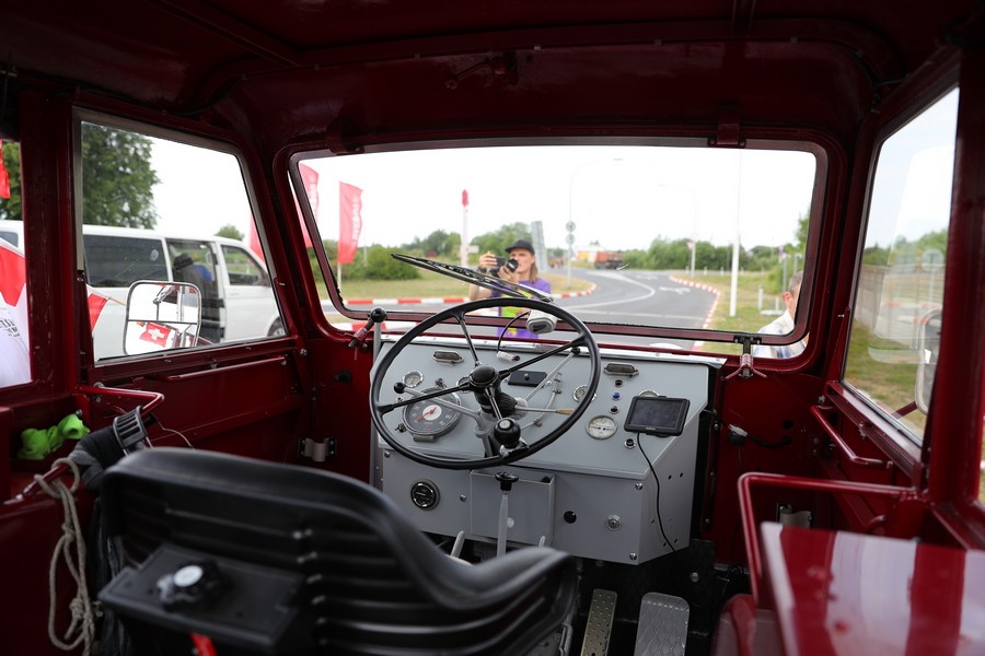 В Калининград прибыли швейцарские болельщики на тракторе (фото)