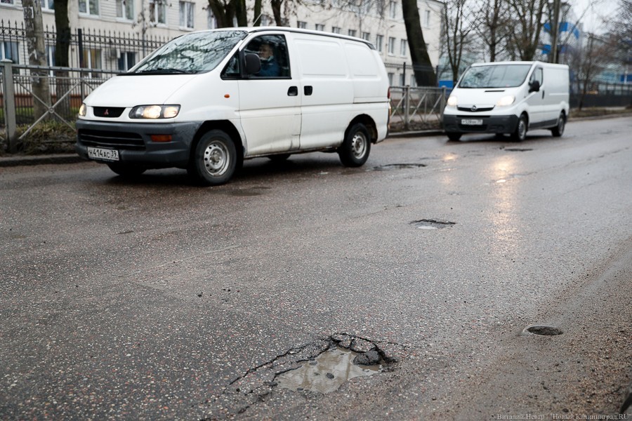 В ожидании «плямб»: как выглядят дороги Калининграда после зимы (фото)