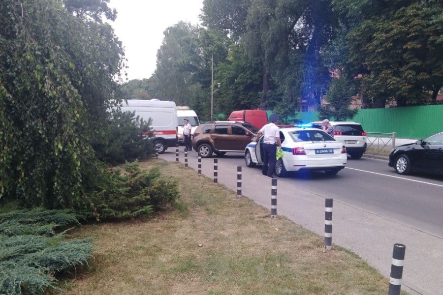 Очевидец: у госпиталя Савулькина сбили самокатчика (фото)