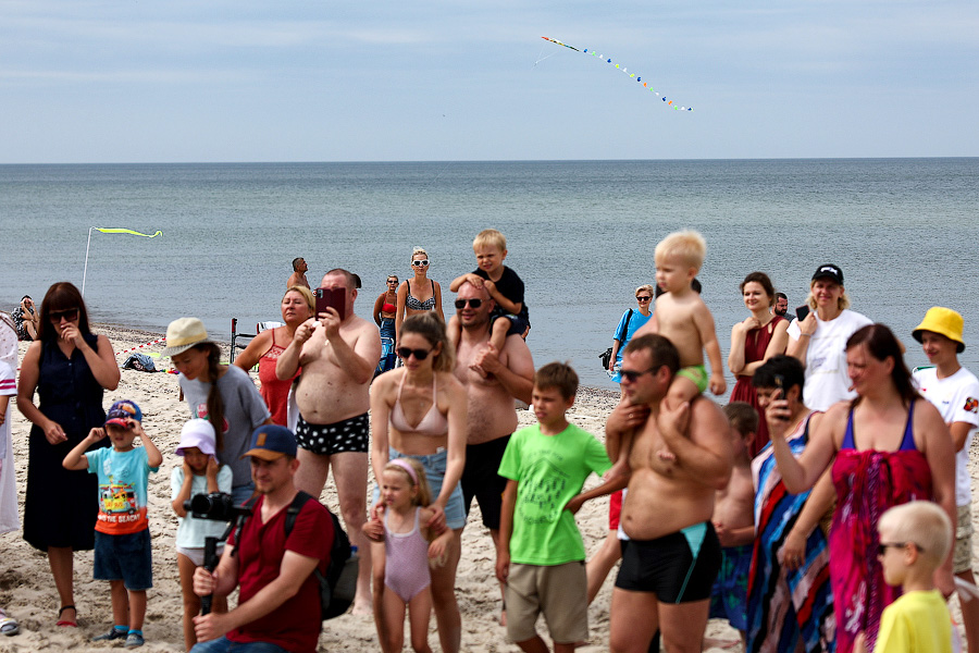 Отчего змеи летают как птицы: на Куршской косе провели фестиваль воздушных змеев (фото)
