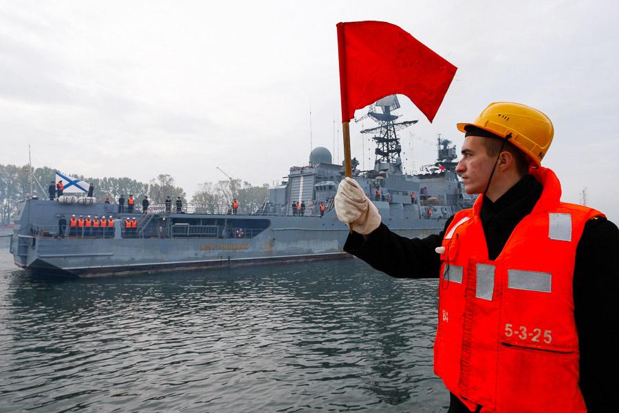 «Неустрашимый» со взбитыми сливками: боевой корабль вернулся из похода к берегам Сомали