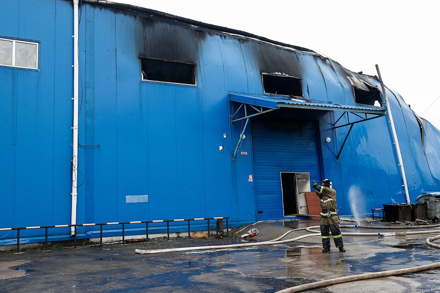 Огненное утро: как калининградские пожарные спасали винный склад