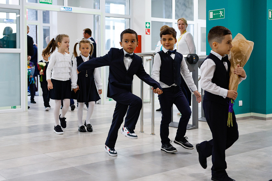 С военным оркестром и под «Катюшу»: в Калининграде открыли самую большую школу