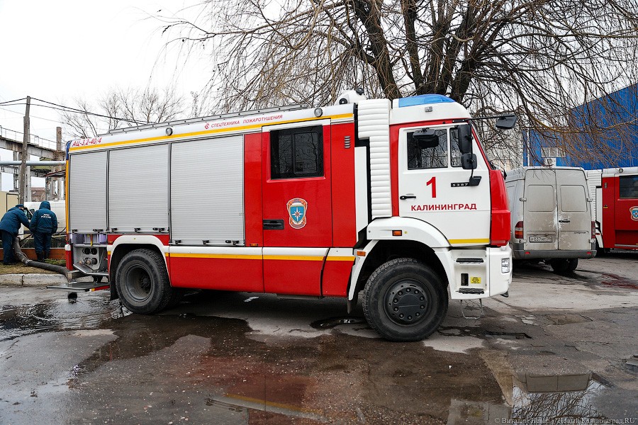 Огненное утро: как калининградские пожарные спасали винный склад