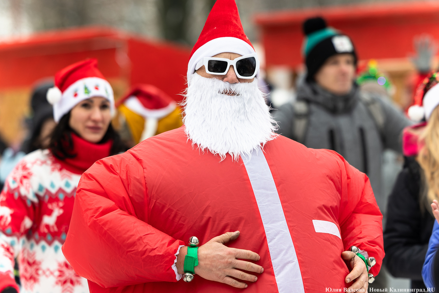 Цвет настроения — красный: на острове Канта прошёл благотворительный забег Дедов Морозов