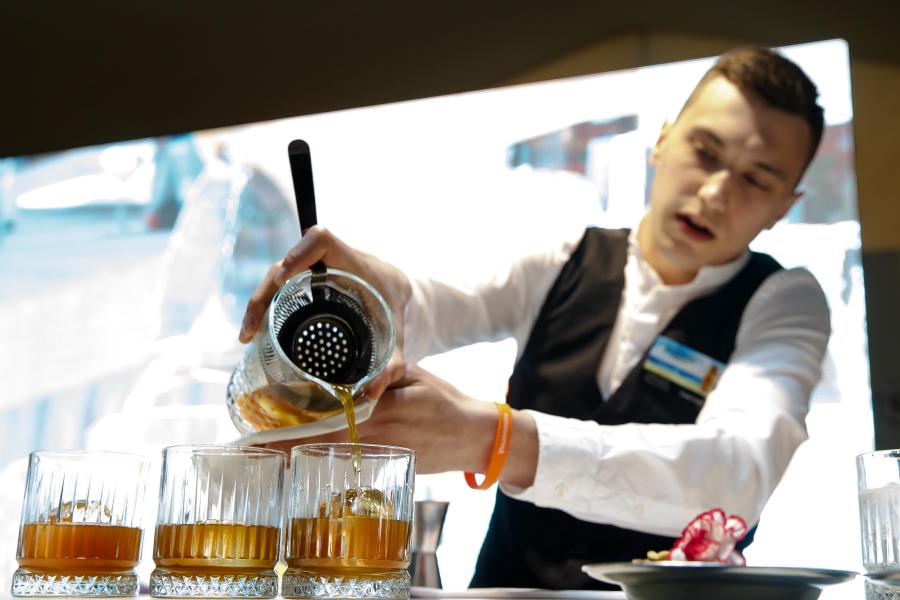 Море, поэзия, коктейли: в Калининграде выбрали обладателя «Янтарного шейкера»