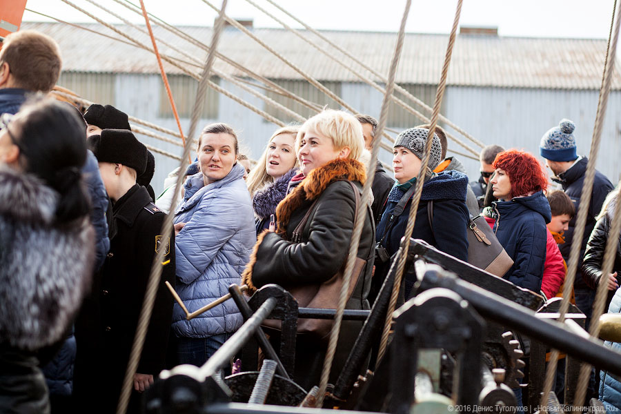 Дадим по струнам: Борислав Струлёв выступил на борту барка «Крузенштерн»