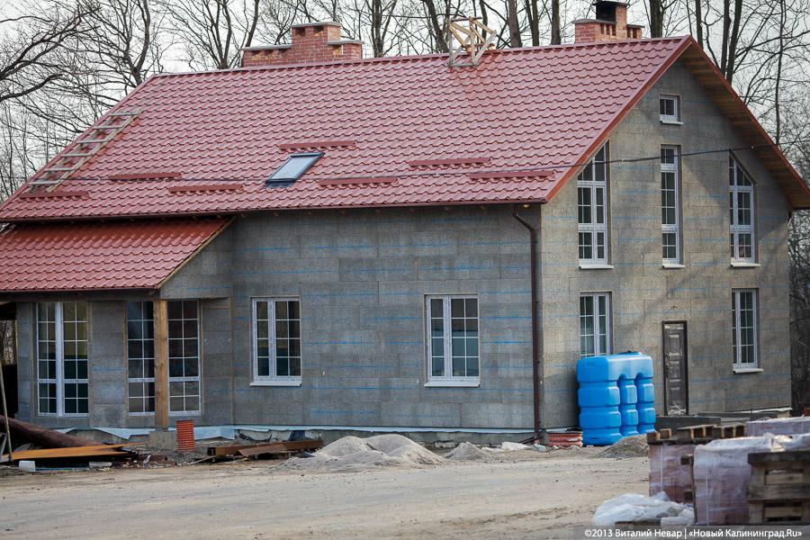 «У РПЦ свои законы»: рядом с кирхой Арнау появился двухэтажный дом (+фото)