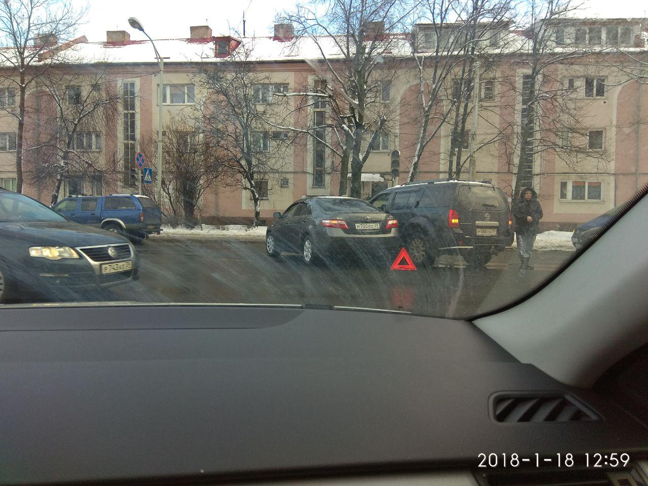 На пересечении Островского и Невского отключён светофор, произошло ДТП (фото)