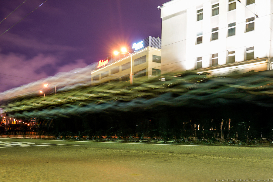 Вечерний марш: в Калининграде прошла репетиция парада Победы (фото)