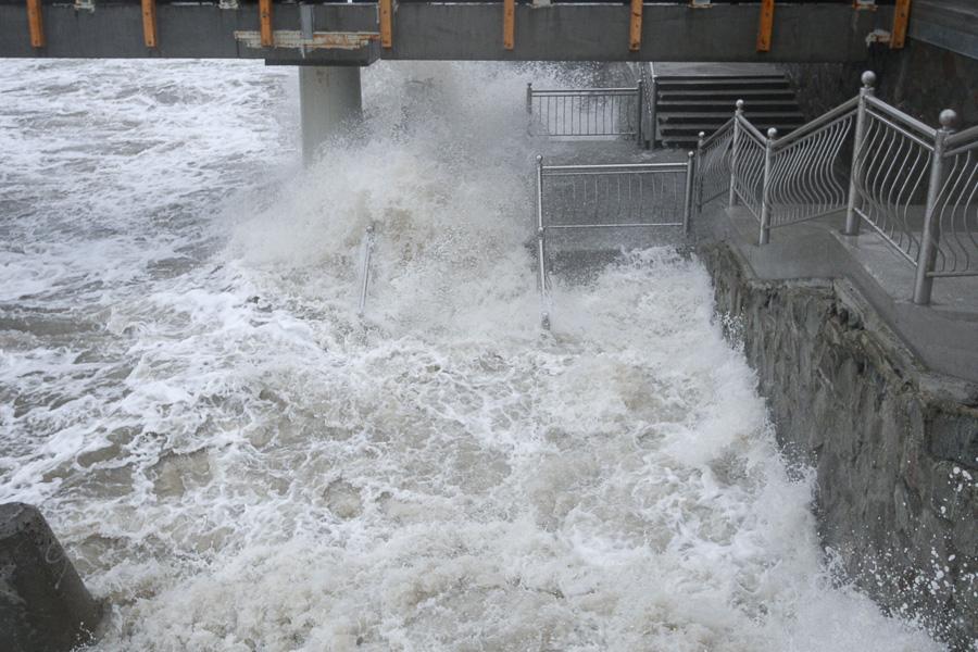 Добить «Ксавьером»: променад в Зеленоградске оказался не готов к зимним штормам