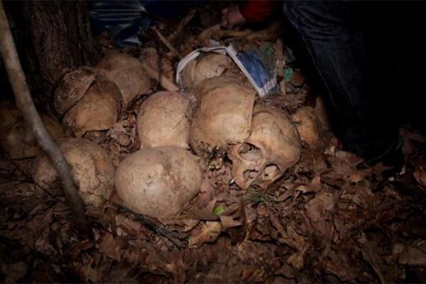 Жители Ладушкина нашли на кладбище человеческие кости в мешках (фото)