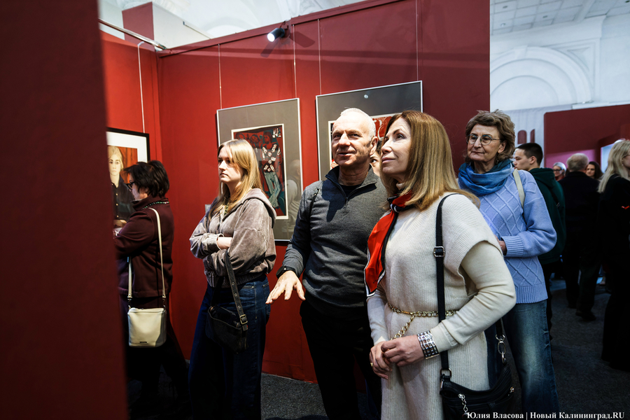 Вселенная смыслов и эмоций: в Музее искусств открылась выставка «Космос красного» (фото)