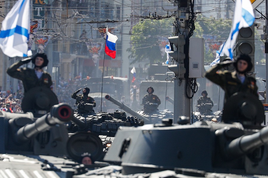 Курсантки, кадеты и танк: как прошёл Парад Победы в Калининграде (фото)