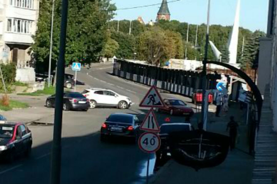 Движение по набережной Баграмяна блокировано из-за ДТП (фото)