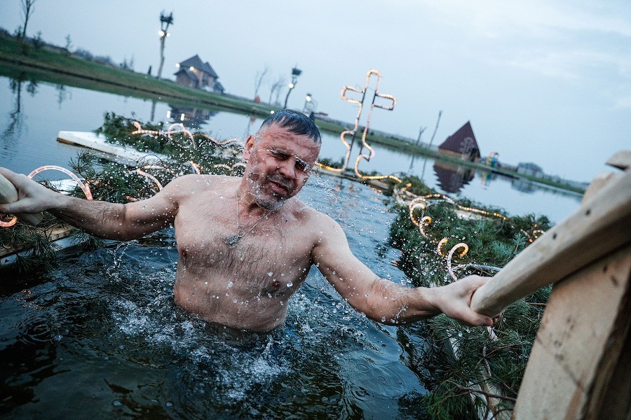 Крещенские купания в стабильный «плюс»: фоторепортаж «Нового Калининграда» (фото)