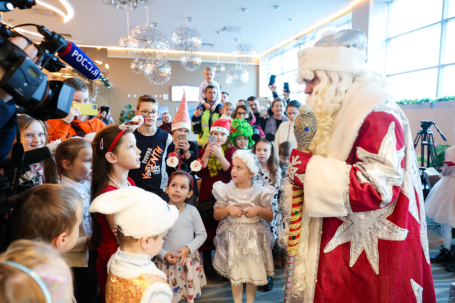 На импортозамещенных крыльях: в Калининград прилетели Дед Мороз и Снегурочка (фото)
