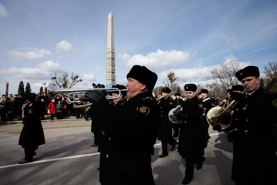 «И снова победа»: возложение венков и цветов на мемориале 1200 воинам-гвардейцам 